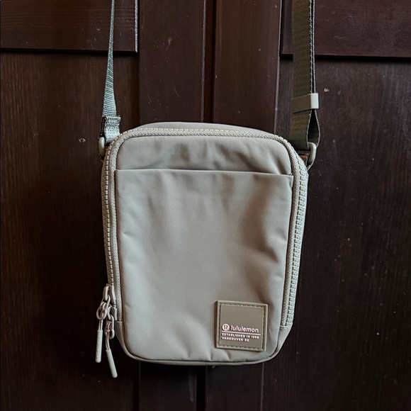 lululemon athletica green easy access cross body Bag 1.5 L - Picture 3 of 8